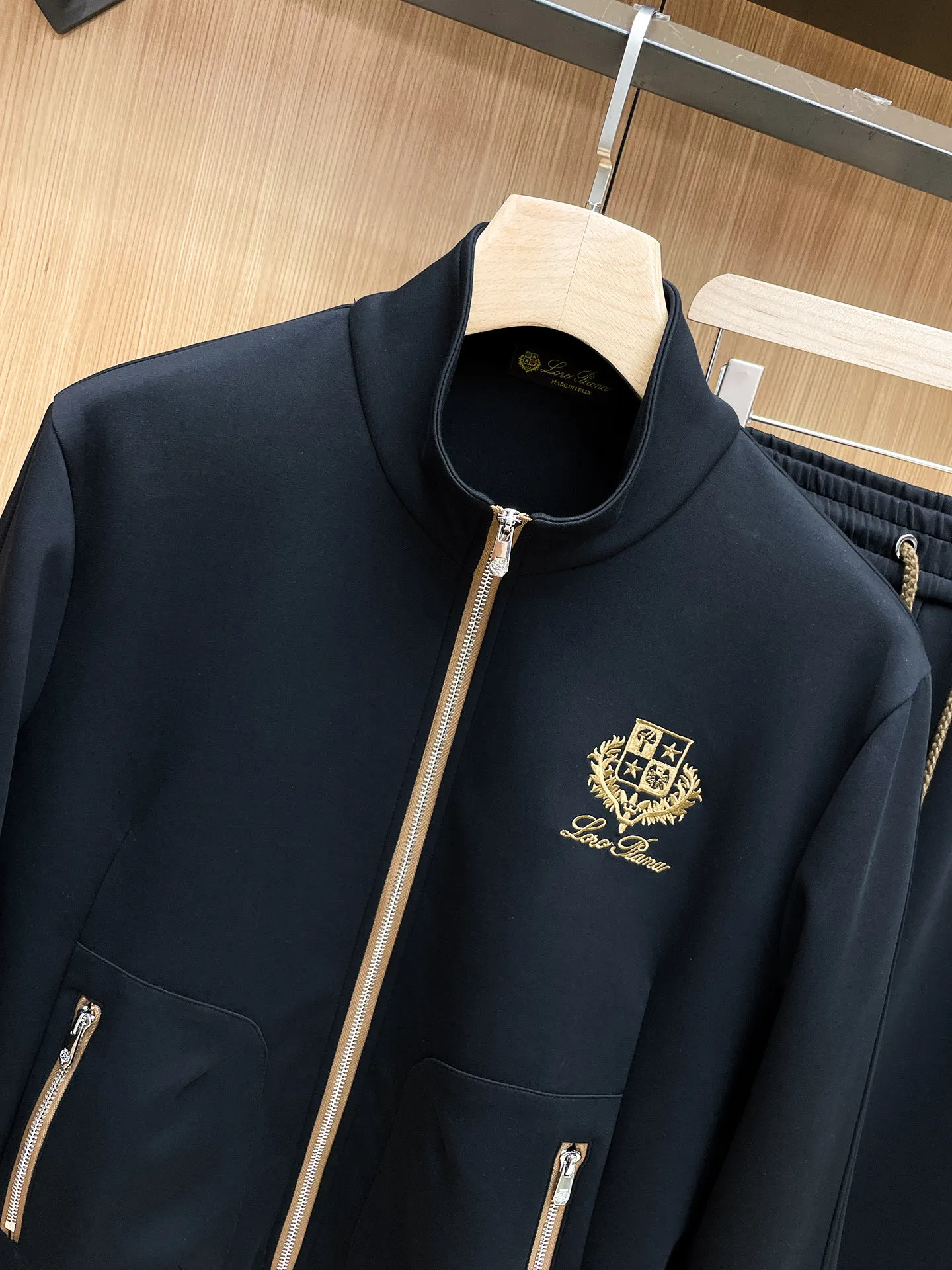 LP New Arrival counter Same Style casual suit, Breathable, comfortable and casual! Full of high-end feel! The details are exquisite and high-end, and the workmanship is impeccable! The original Premium fabric is very high-end! The fabric is crisp and anti-wrinkle Wear-Resistant, warm, neat and stylish. Everyone must buy a set this autumn and winter. They must look cool and cool when wearing them. We especially recommend Sizes M-3XL